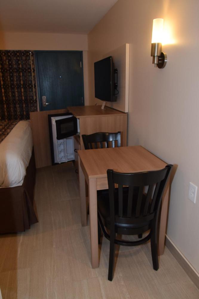 Deluxe Two-Bed Queen Room - Non Smoking interior